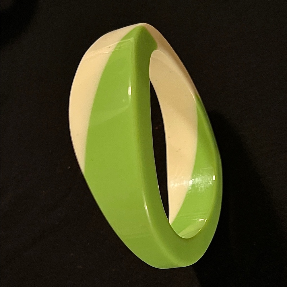 VTG Laminated Bakelite Wave Bangle Bracelet Two-Tone Green Cream 2.5